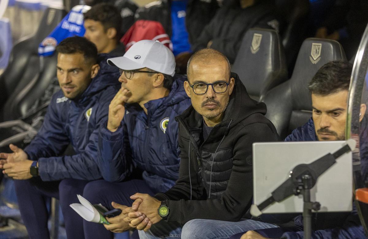 Beto Company observa una acción del partido en una de las pantallas que ha instalado en el banquillo del Rico Pérez.