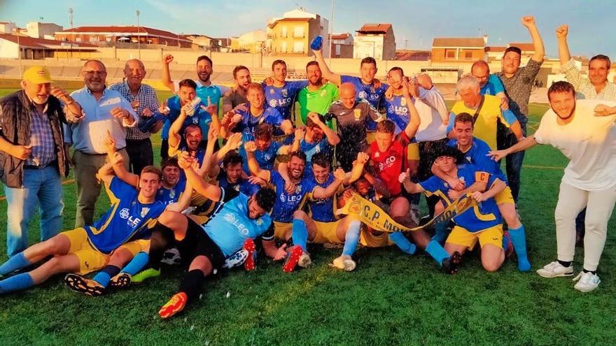 Celebración por la permanencia en el estadio municipal de Zalamea