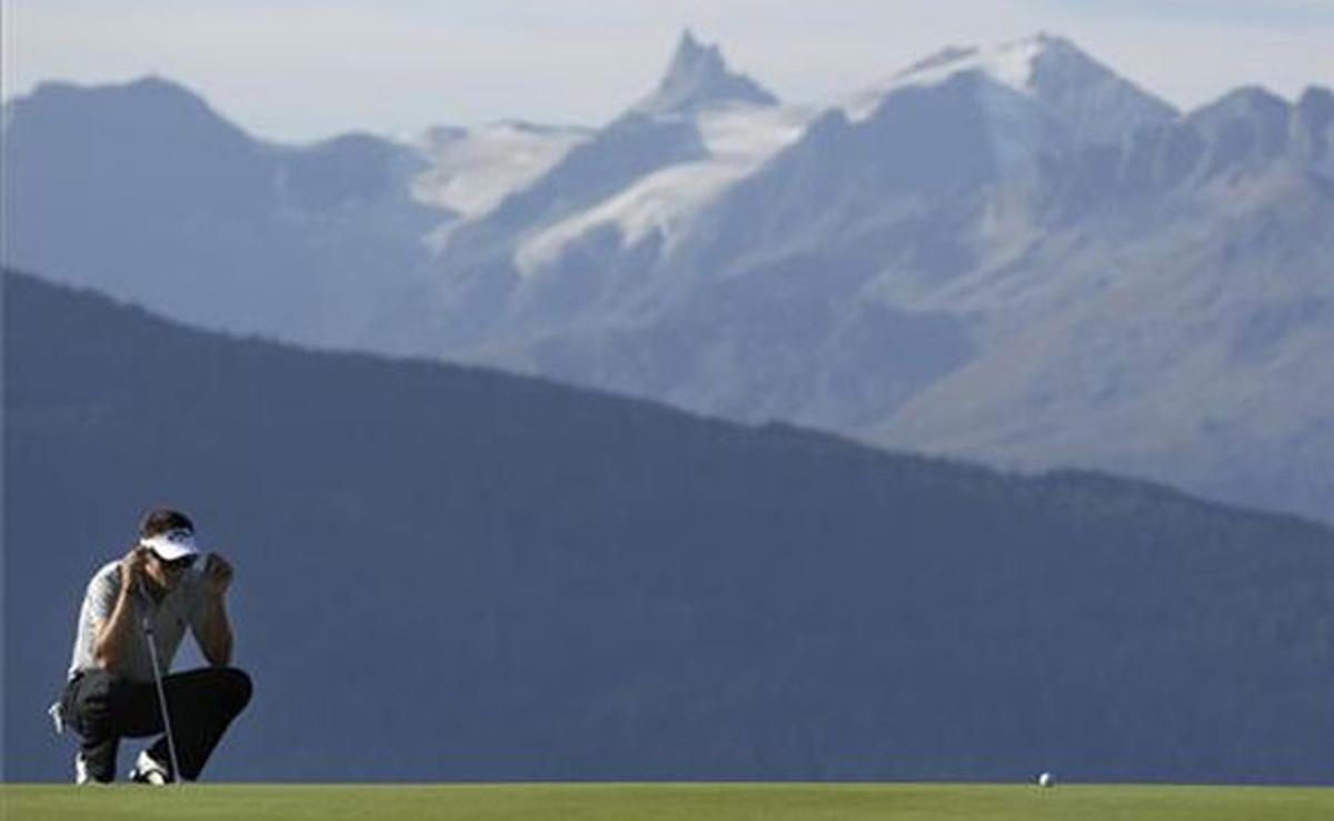 L’anglès Nick Dougherty es prepara per picar la bola durant l’Omega European Masters de Suïssa a Crans Montana.