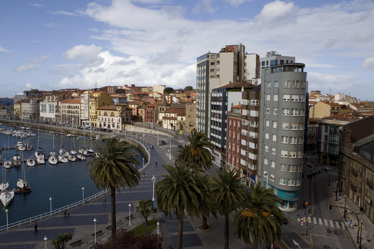 El barrio de Cimavilla, visto desde los jardines de la Reina.
