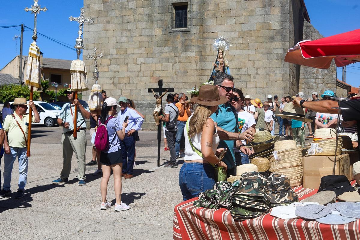 Los pendones de Fariza custodian a la Virgen del Castillo en la vuelta a su morada