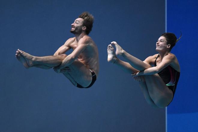 Elena Bertocchi y Maicol Verzotto compiten en la prueba de trampolín mixto 3m durante la final de saltos del Mundial FINA de natación en Gwangju.