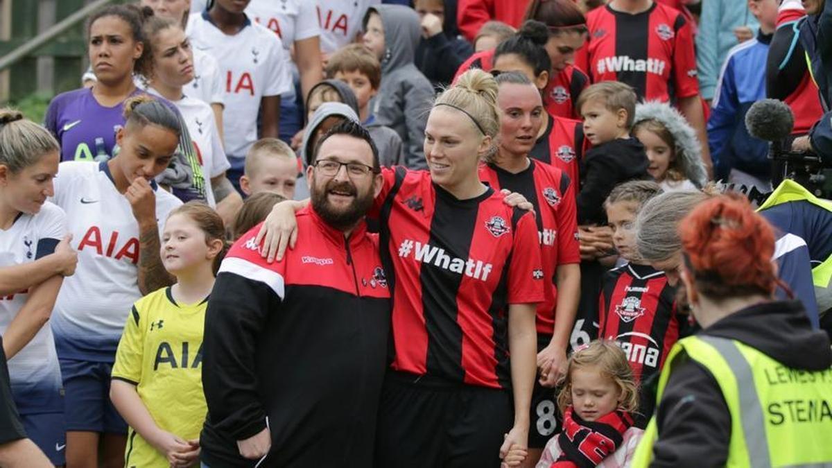 Momento de un encuentro entre el Lewes Football Club Women y el Tottenham.