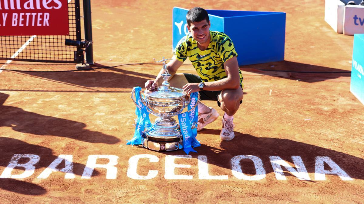 Archivo - Carlos Alcaraz of Spain poses for photo with the champion trophy after winning against Stefanos Tsitsipas of Greece during the Final match of the Barcelona Open Banc Sabadell 2023 (Conde Godo) at Real Club De Tenis Barcelona on April 23, 2023 in