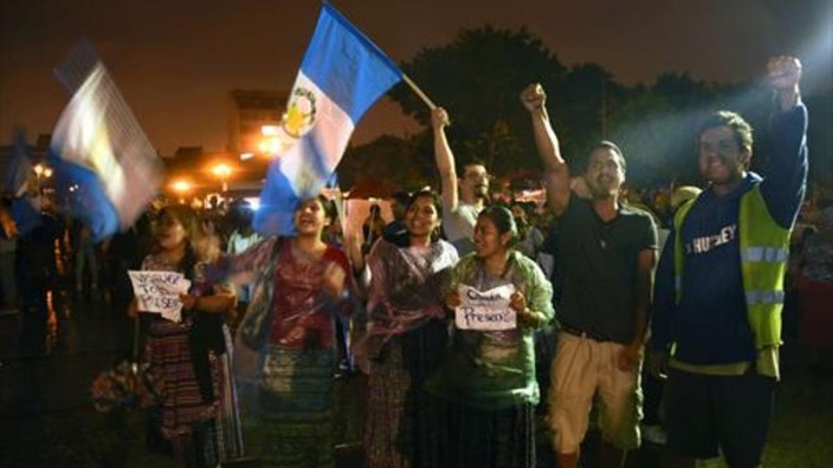 Ciudadanos guatemaltecos celebran la dimisión del presidente Otto Pérez Molina.