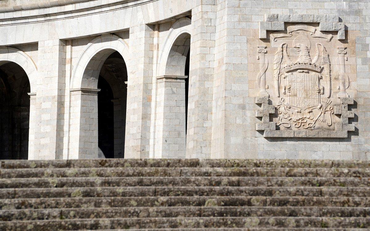 Escudo franquiesta en la entrada de la basílica del Valle de los Caídos.