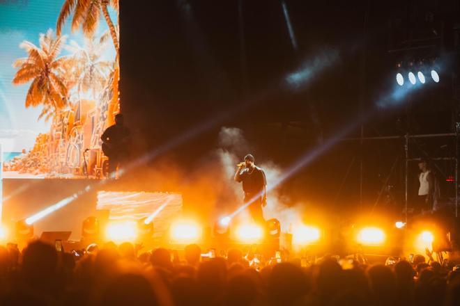 Nicky Jam se luce en el escenario del festival Costa Feira ante más de 10.000 personas