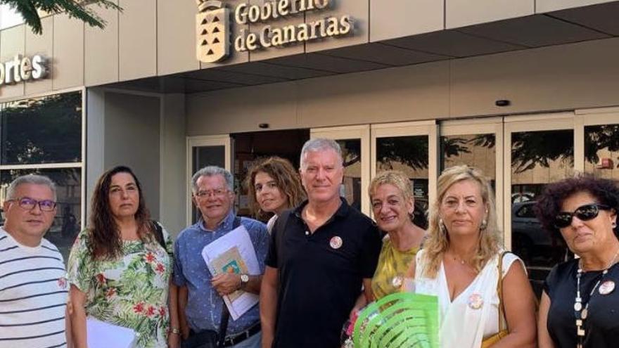 Miembros de la Federación de Enseñanza de Comisiones Obreras, en la puerta de la sede de la Consejería de Educación, en cuyo registro presentaron su rechazo a Hazte Oír.