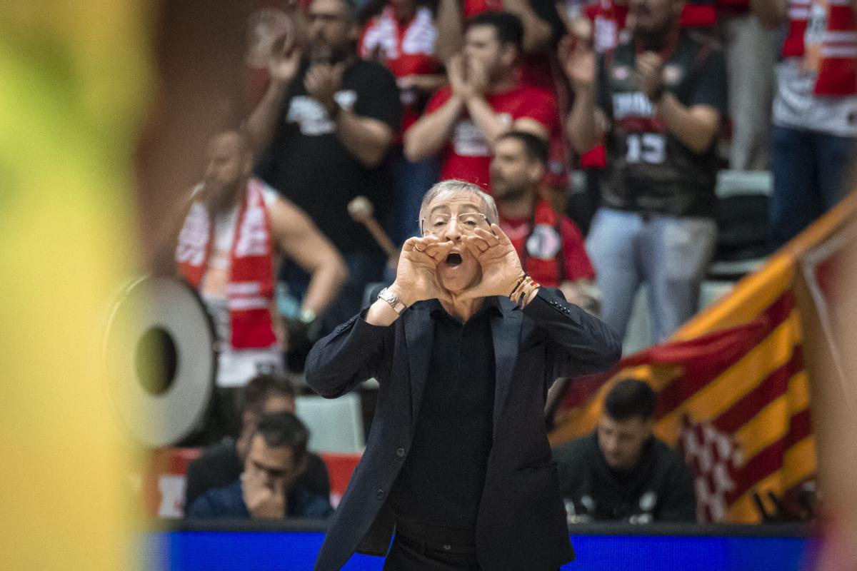 Moncho Fernández da instrucciones a grito pelado, a sus jugadores