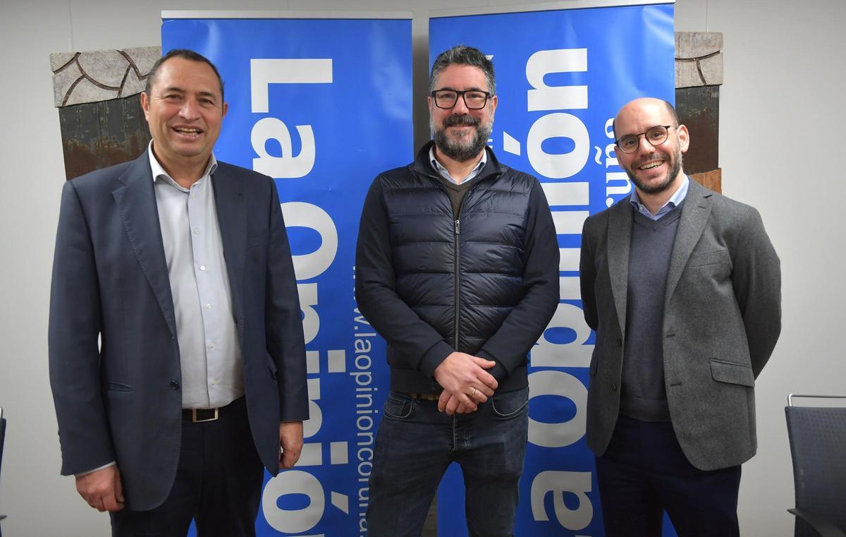 El director de Compras de Vegalsa-Eroski (izda.), Jorge Eiroa; el director de Lonxa de Ribeira, Fernando Carreira, y el director xeral de Pesca, Isaac Rosón.