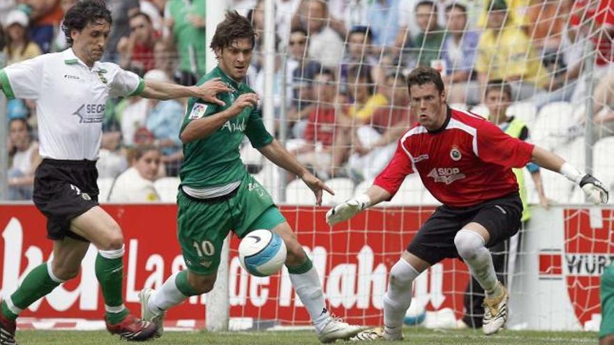 De izquierda a derecha, Pablo Alfaro, el brasileño Edu y Calatayud, durante un Racing-Betis de la temporada 06/07.