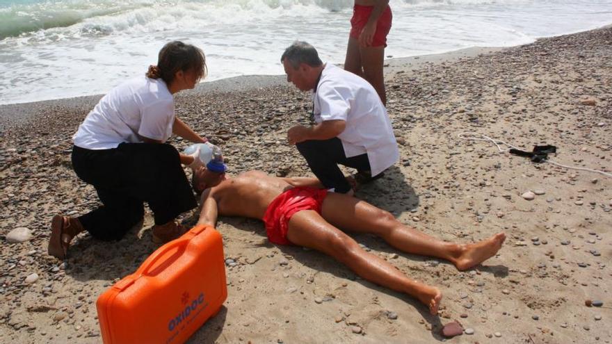 Los socorristas de Almassora realizan un simulacro de rescate a un bañista