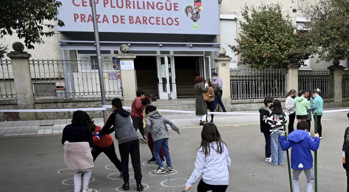 Escolares en el recreo, ante el colegio de la Praza de Barcelos.