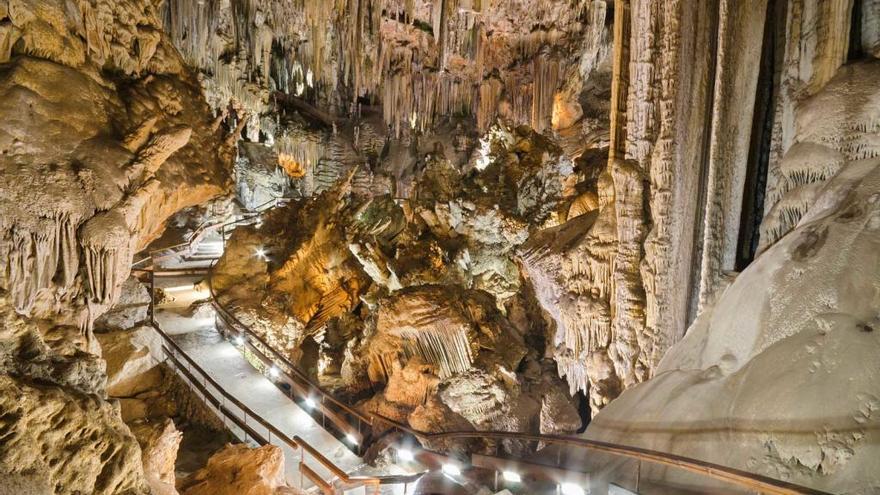 Interior de la conocida cueva nerjeña.