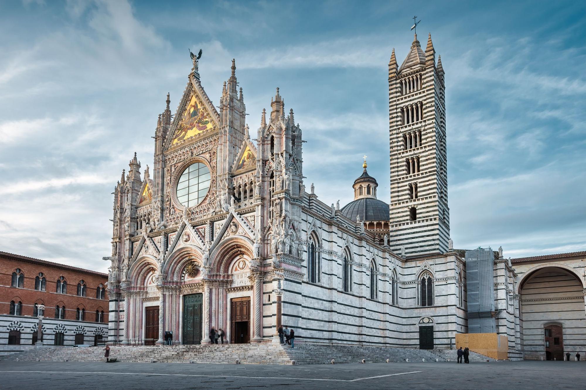 El Duomo de Siena característico por su fachada de mármol blanco