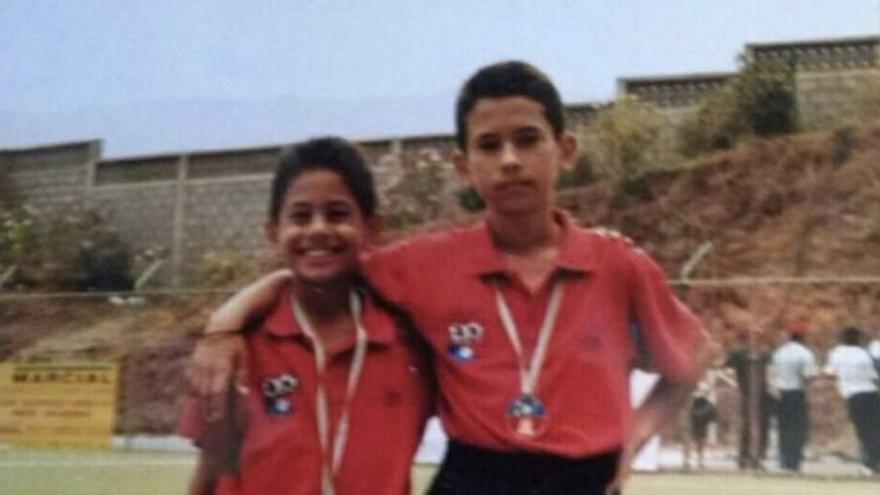 Ayoze, junto a su hermano Samuel en sus inicios como futbolistas. | | E.D.