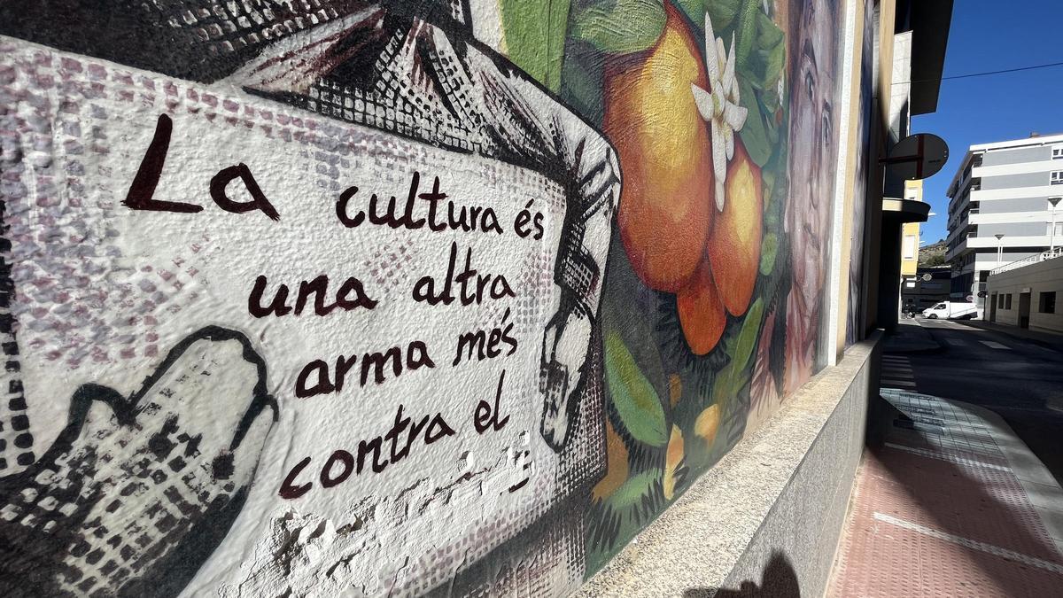 Atacan un mural de Petrer en homenaje al poeta Paco Mollá para eliminar la palabra &quot;fascismo&quot;.