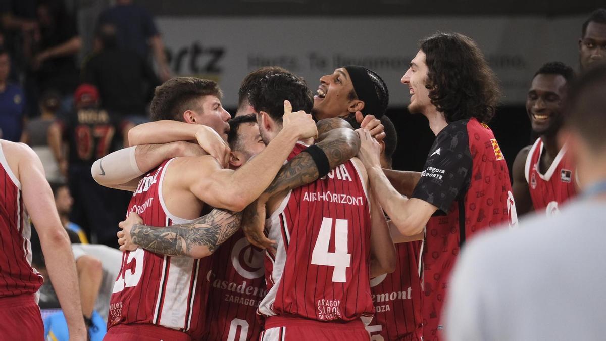 El abrazo final entre los jugadores del Casademont Zaragoza tras su victoria en Gran Canaria.