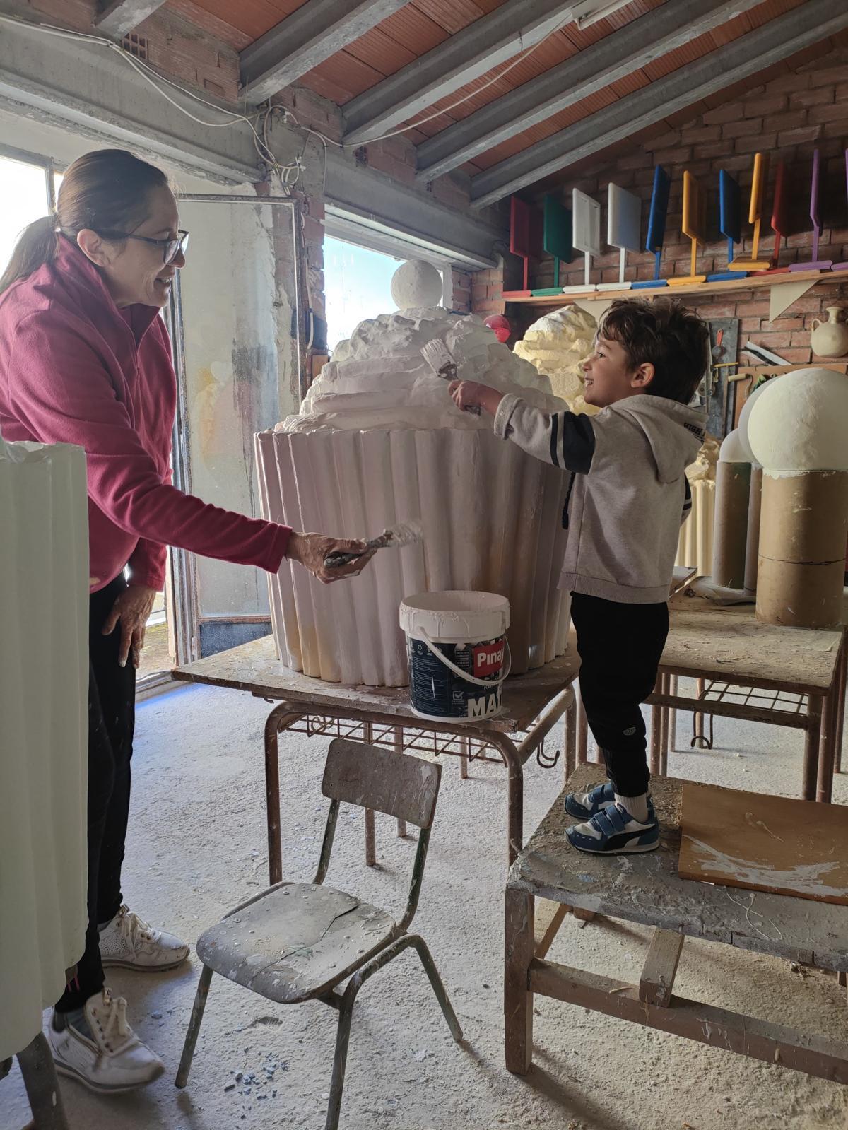 Trabajos de confección de la falla.