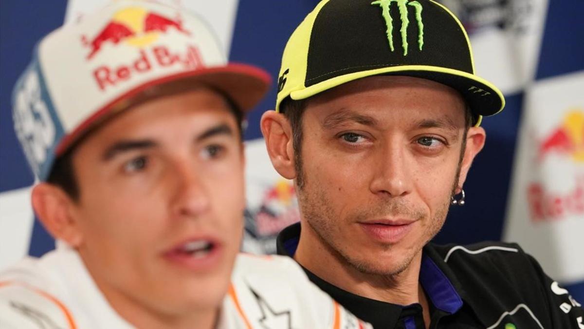 Valentino Rossi, a la derecha, observa a Marc Márquez, en el GP de EEUU de este año.