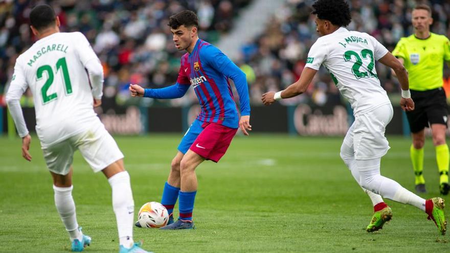 Pedri y Omar Mascarell, la temporada pasada en un duelo entre FC Barcelona y Elche.