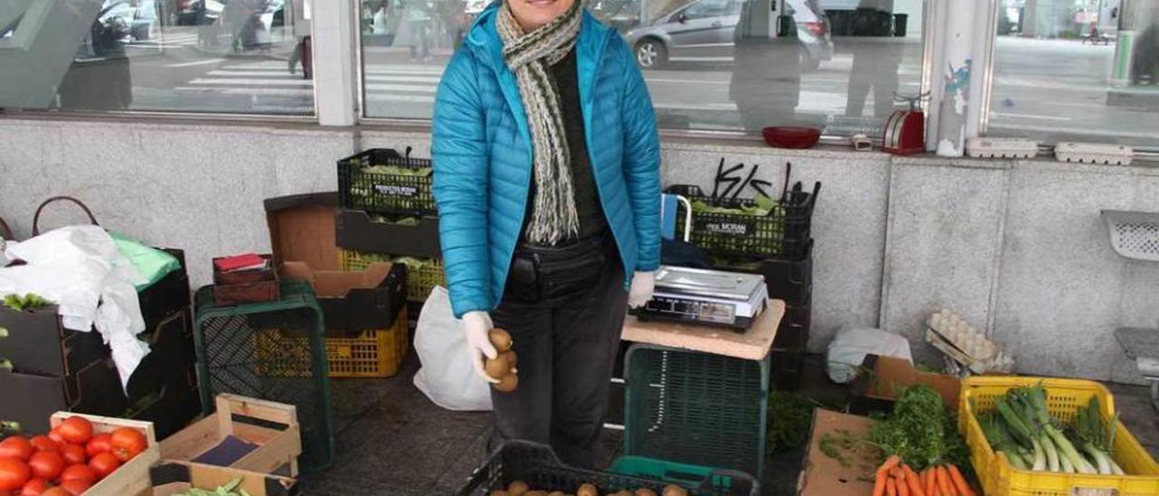 María Celsa Villabona, ayer, posa con una caja kiwis en su ubicación habitual de la plaza cubierta.