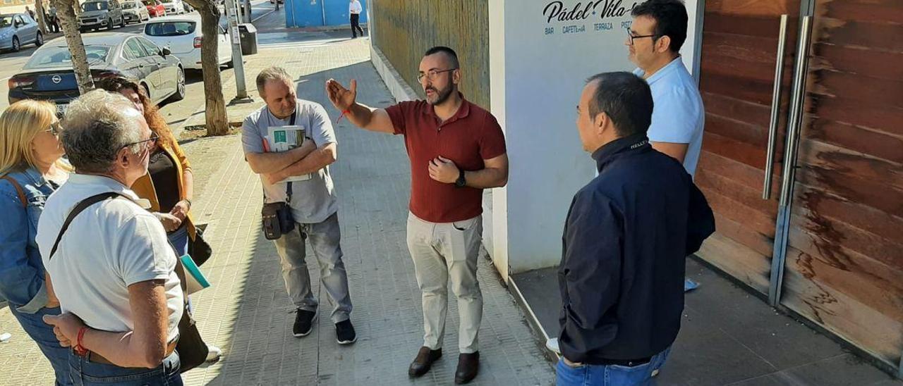 El alcalde Benlloch, junto a representantes vecinales del Crist del Calvari, frente a las puertas de las antiguas pistas de pádel.