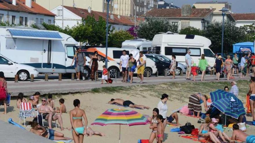 El BNG denuncia la estancia permanente de caravanas en el entorno de las playas y pide al Concello que actúe