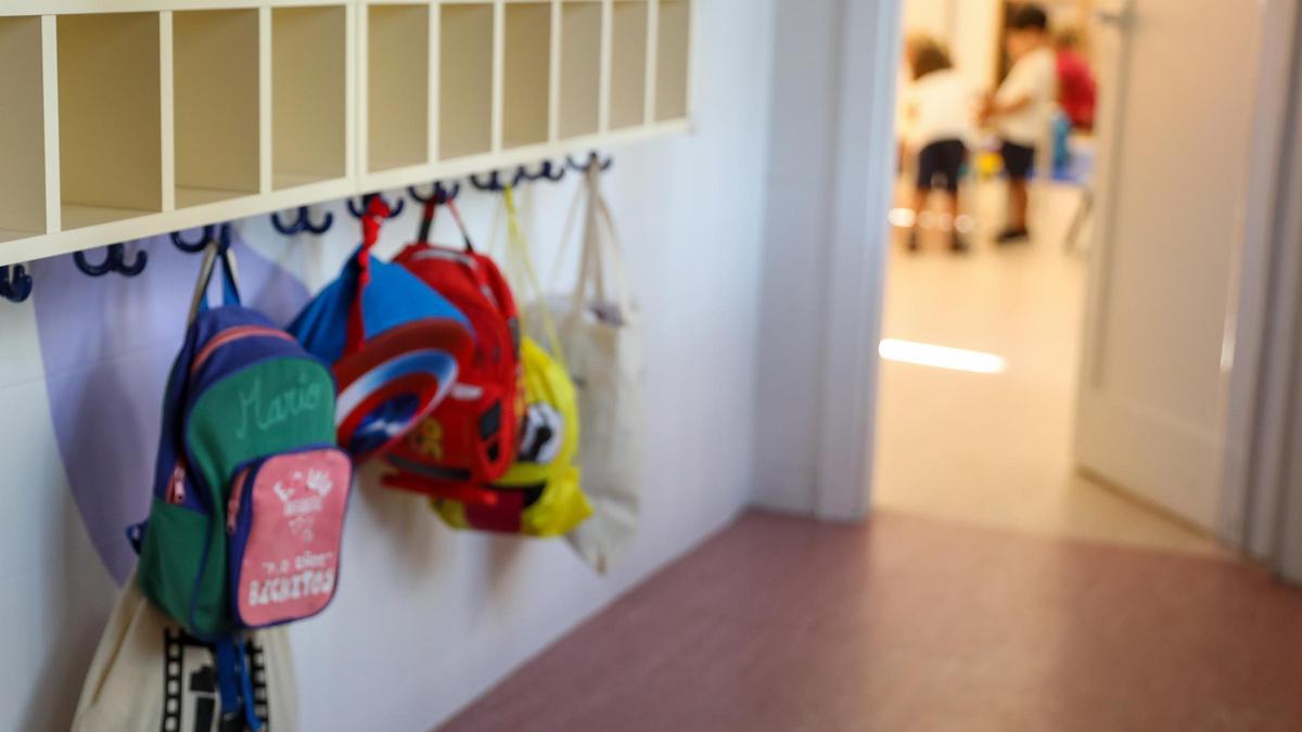 Mochilas a la entrada de una clase de Educación Infantil.