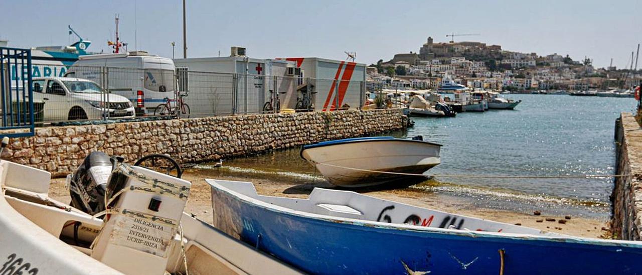 Las tres pateras llegaron ayer al litoral de Eivissa. | DI