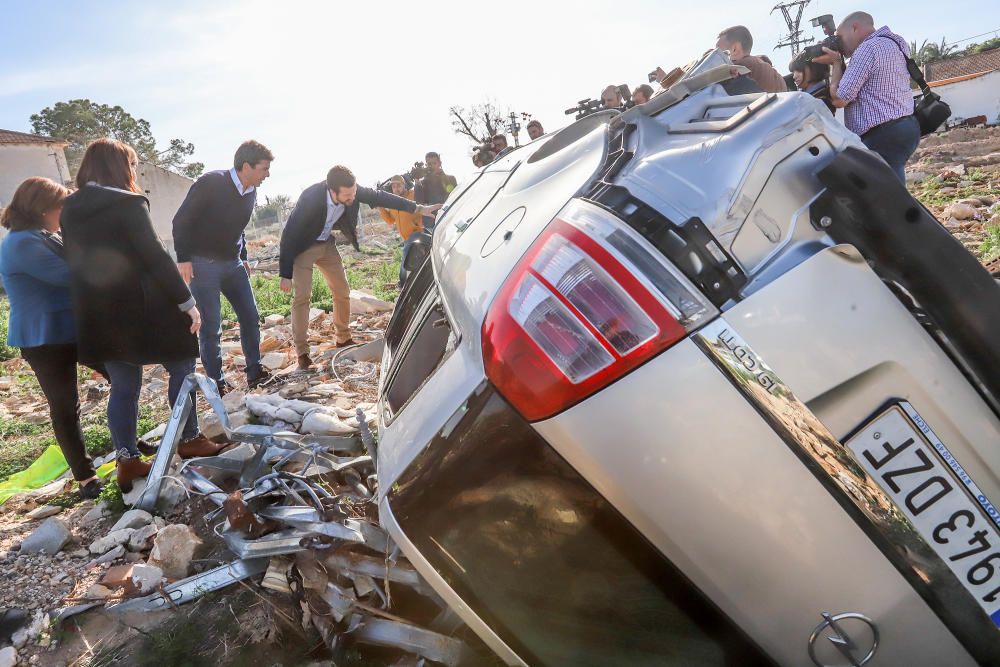 El presidente del PP, Pablo Casado, visita la zona de Almoradí en la que se rompió la mota del Segura