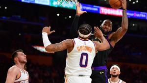 LeBron James caputra un rebote en el partido de cuartos ante los Suns
