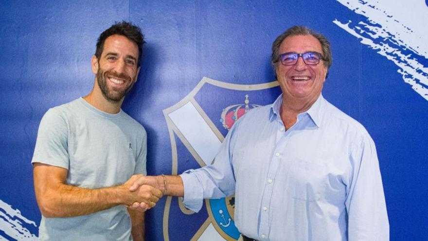 El CD Tenerife oficializó ayer el regreso del excapitán Carlos Ruiz, que se hará cargo de la dirección de la Academia, cargo de nuevo cuño en el que pondrá a disposición del representativo sus conocimientos docentes. El andaluz dice estar «ilusionado y con ganas de aportar».