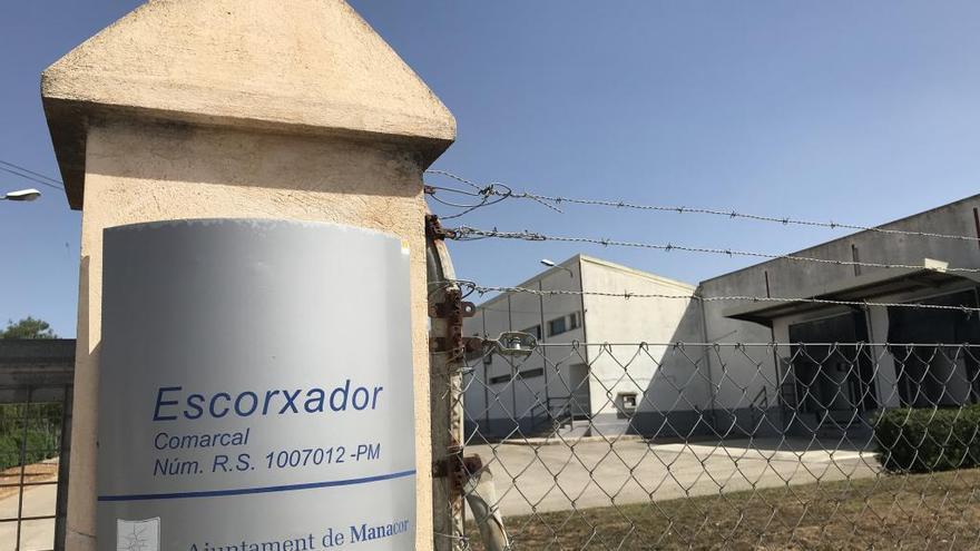 Imagen exterior del Escorxador municipal, muy cerca de la ciudad de Manacor.