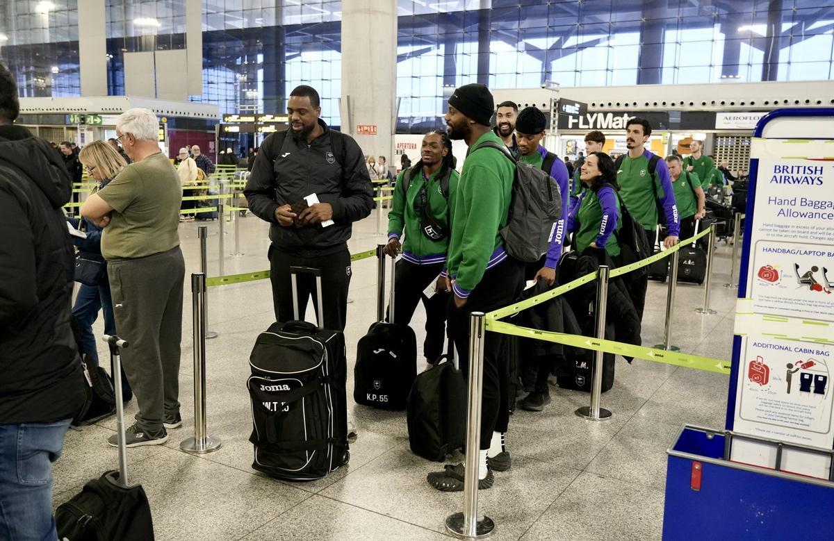Los jugadores, en el aeropuerto antes de viajar a Cholet.