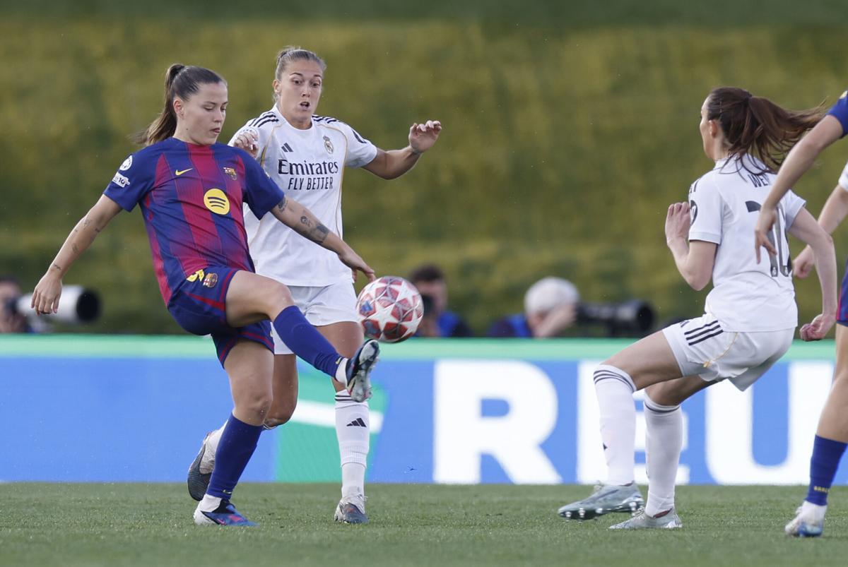 MADRID, 25/03/2026.- La delantera del FC Barcelona Claudia Pina (i) disputa un balón con la centrocampista del Real Madrid Filippa Angeldal (2i) durante el partido de idea de cuartos de final de la Liga de Campeones femenina entre Real Madrid y FC Barcelona, este miércoles en el estadio Alfredo Di Estéfano, en Madrid. EFE/ Jaiver Lizón