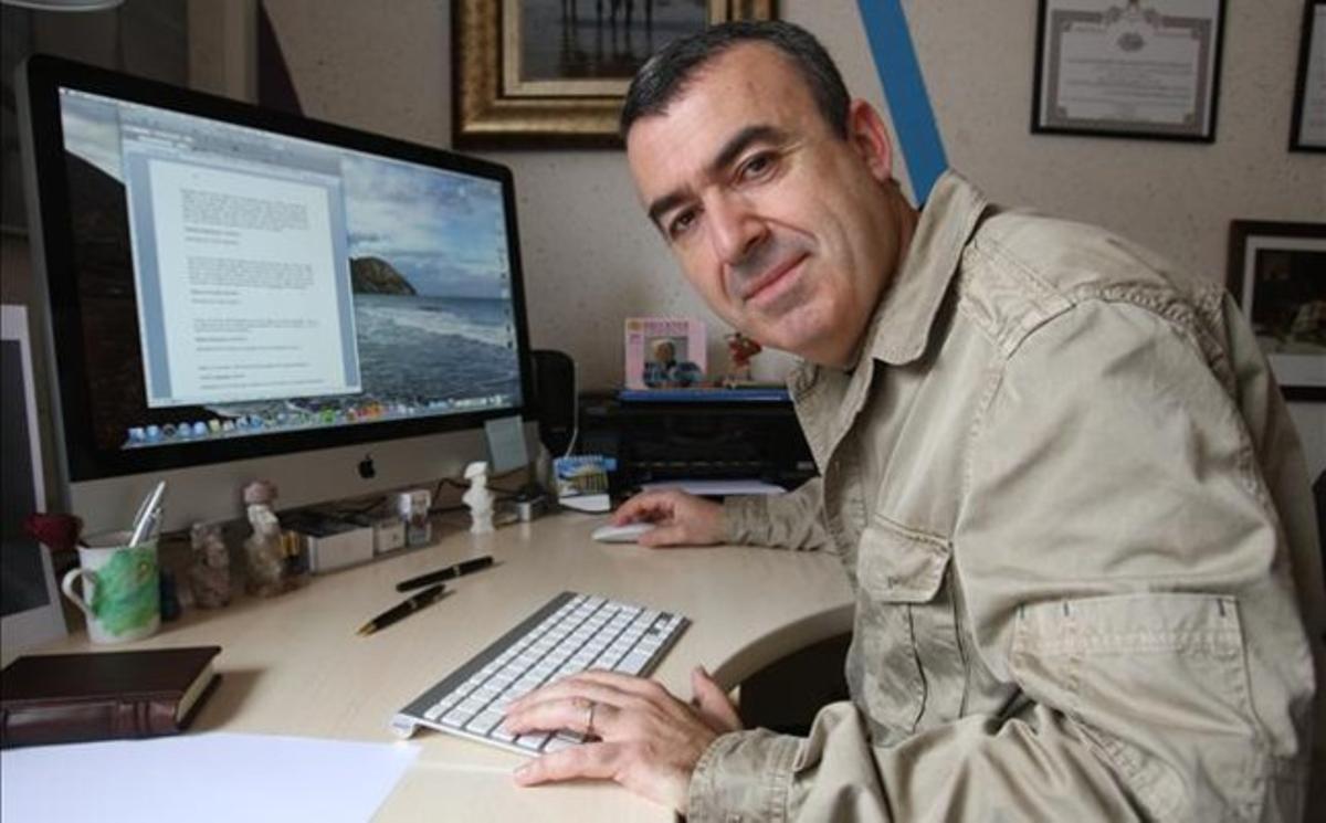 Lorenzo Silva, a l’estudi de casa seva, a Viladecans.