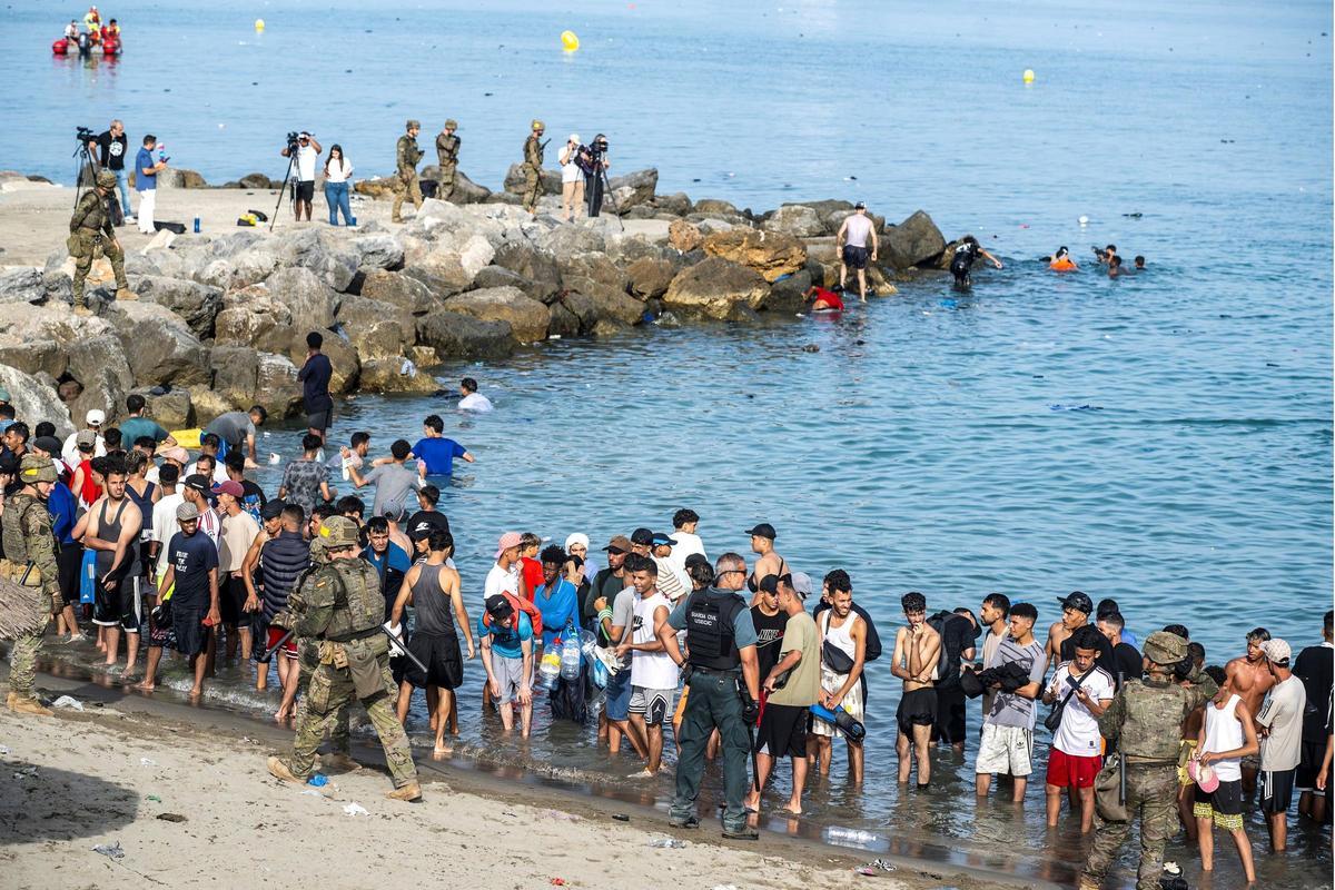 Migranten an der Küste von Ceuta.
