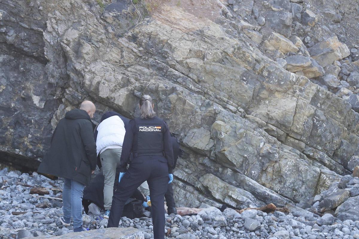 Investigan la muerte de un hombre en Gijón que apareció en la playa de Peñarrubia Investigan la muerte de un hombre en Gijón que apareció en la playa de Peñarrubia