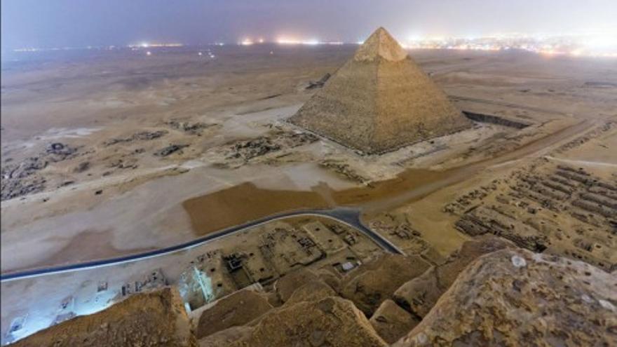 Escalan la Gran Pirámide de Keops para sacar fotos nocturnas