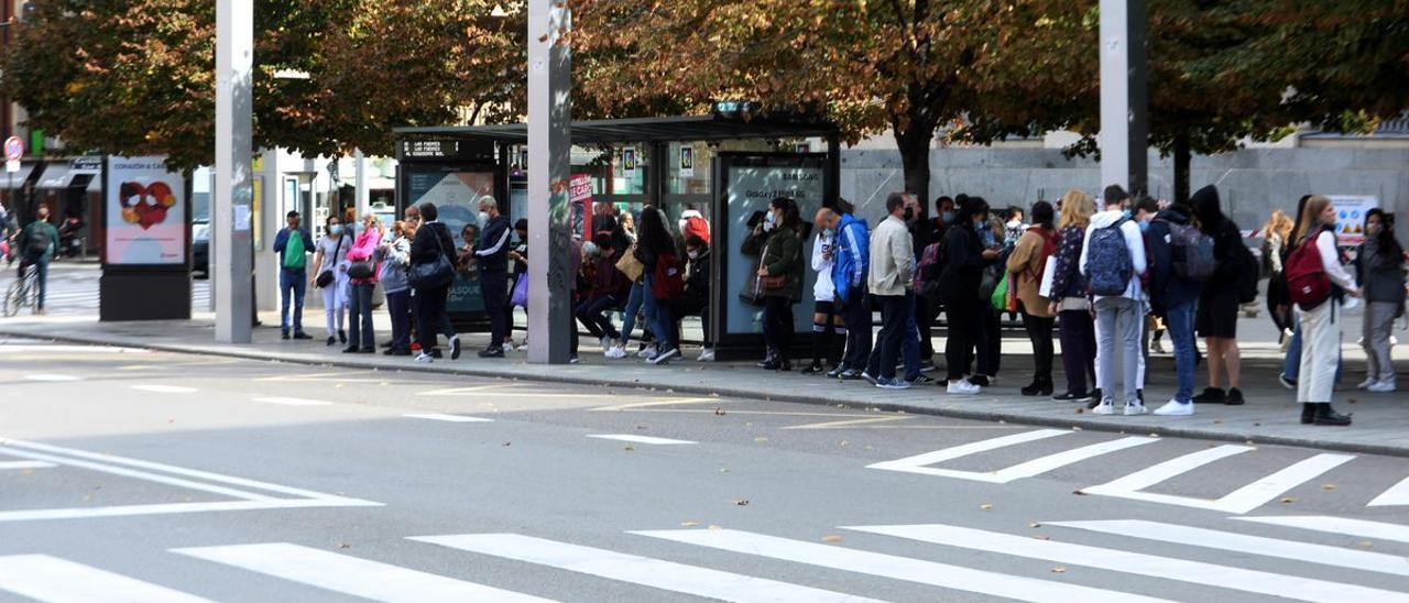 Usuarios del bus, en una parada, un día de huelga.