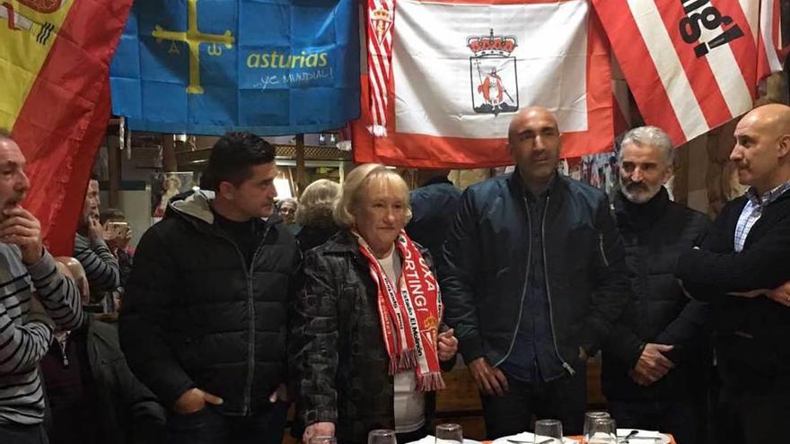 Abelardo acude a la inauguración de la peña sportinguista El Pitu