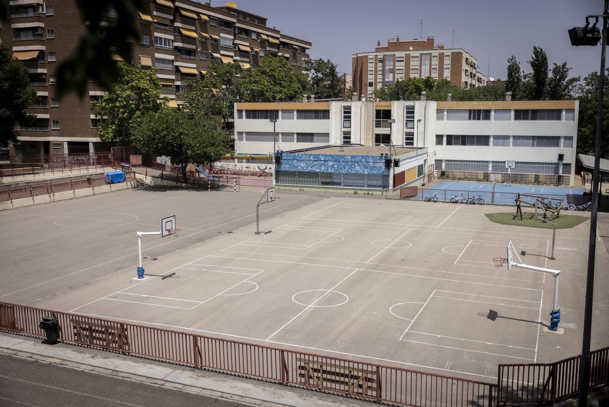 Patio del colegio María Moliner de Zaragoza sin sombras.