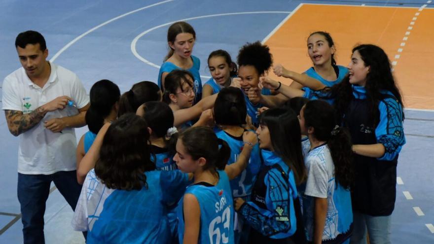 Las jugadoras del equipo infantil femenino del CB Zamora hacen piña.