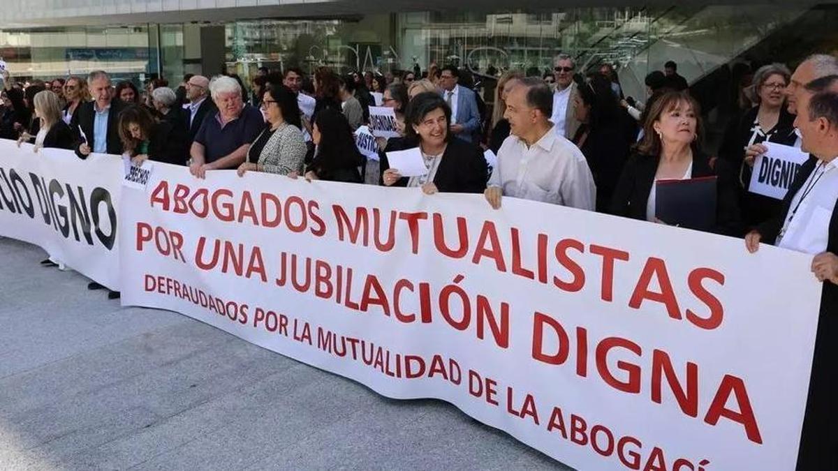Concentración de abogados por una jubilación digna.
