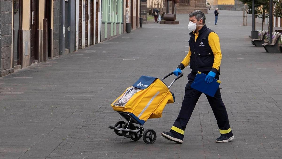 Un empleado de Correos.