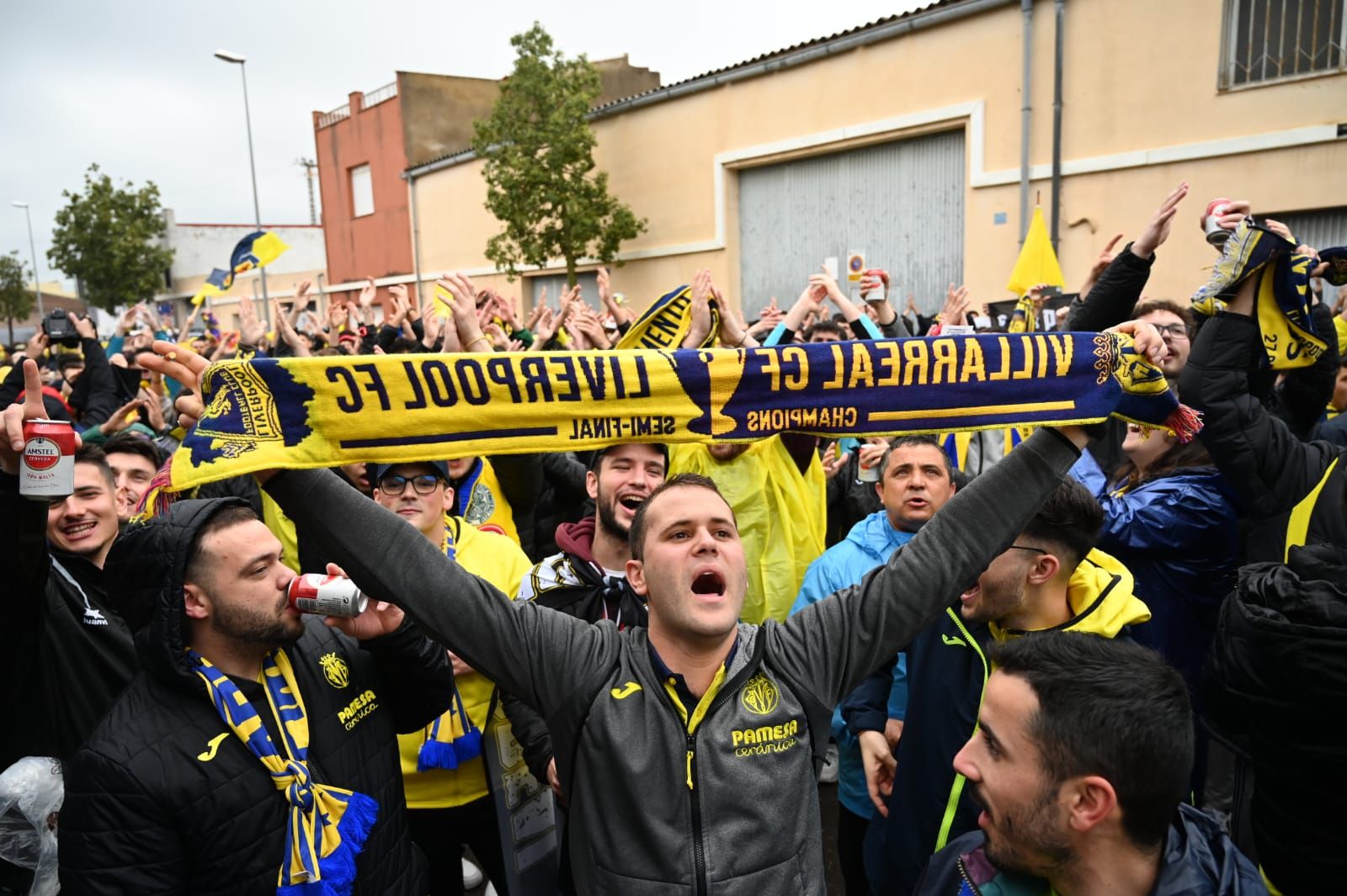 Fotogalería | La lluvia no frena las ganas de la afición del Villarreal de ver a su equipo en la final de Champions