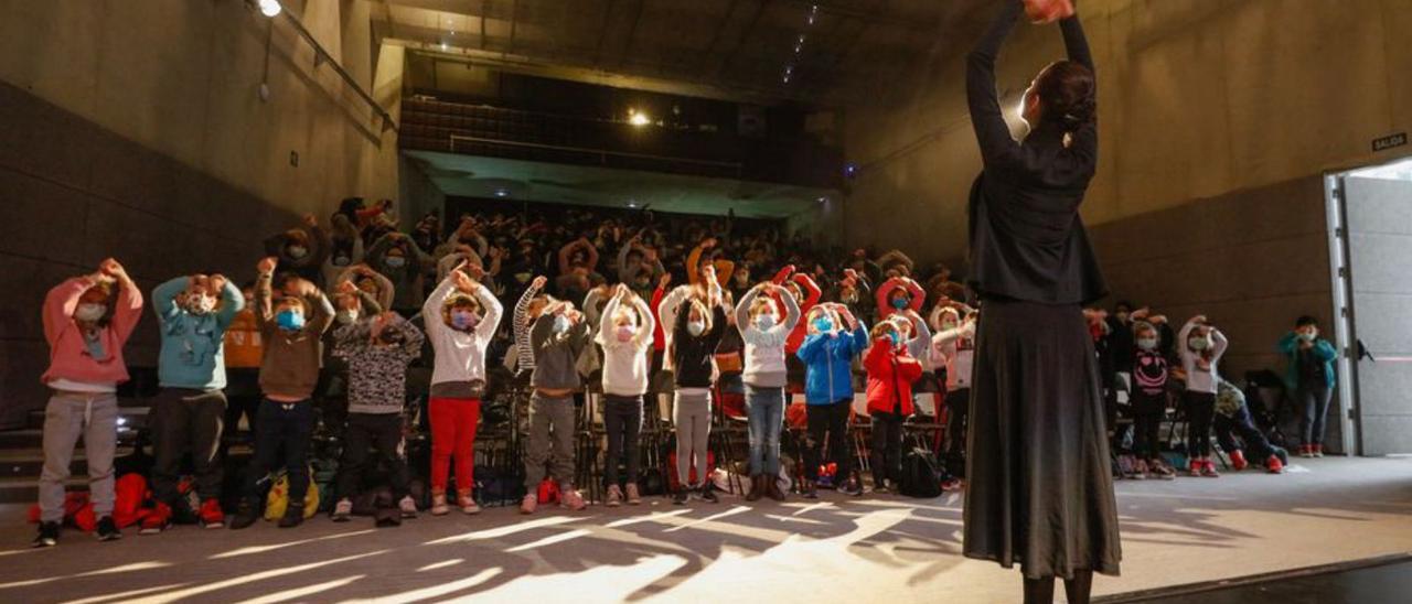 Emma Torres invita al público infantil a imitar sus movimientos.  | VICENT MARÍ