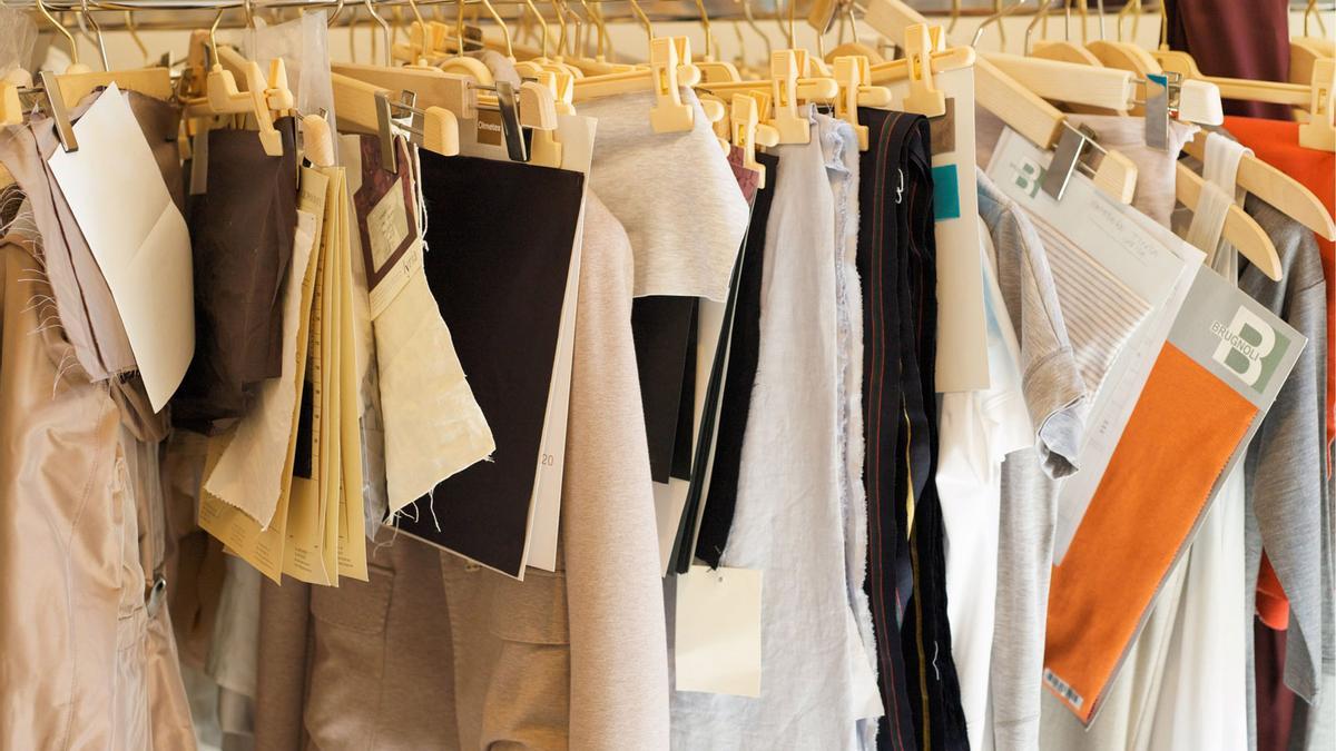 Ropa colgada en perchas