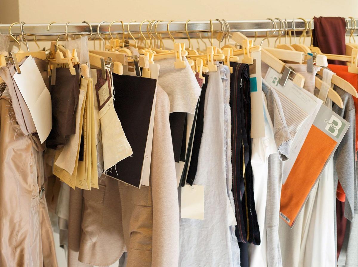 Ropa colgada en perchas